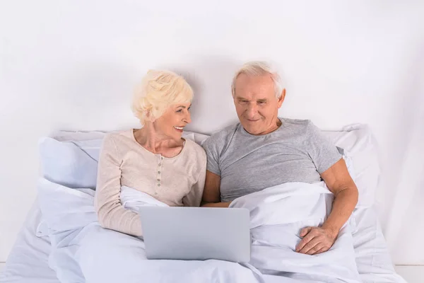 Pareja Ancianos Utilizando Ordenador Portátil Mientras Descansa Cama Casa — Foto de Stock