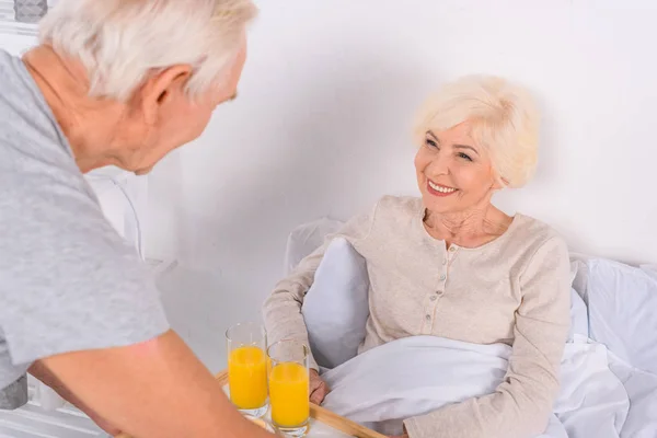 Senior Man Bracht Ontbijt Bed Voor Vrouw Ochtend Thuis — Stockfoto