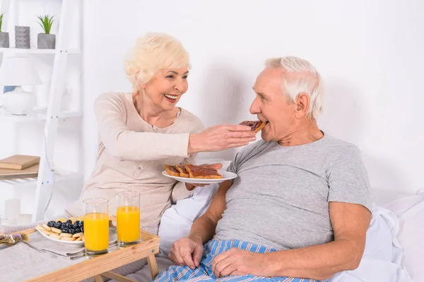 Lyckliga Senior Paret Med Frukost Sängen Tillsammans Hemma — Stockfoto