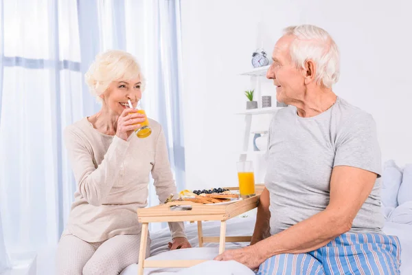 Feliz Pareja Ancianos Desayunando Cama Juntos Casa — Foto de Stock