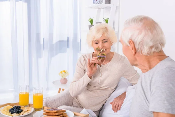 Partial View Senior Woman Bouquet Flowers Having Breakfast Bed Together — Stock Photo, Image