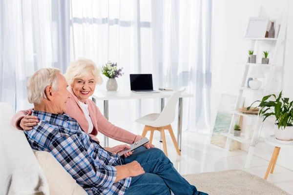 Feliz Pareja Ancianos Sentados Sofá Casa Hablando — Foto de Stock