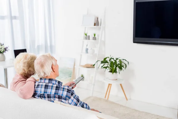 Ανώτερος Ζευγάρι Κάθεται Άνετο Καναπέ Και Βλέποντας Τηλεόραση Στο Σπίτι — Φωτογραφία Αρχείου