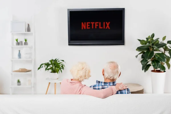 自宅でテレビで Netflix を見てシニア カップルの背面図 — ストック写真