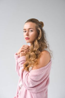 kıvırcık saçlı beyaz izole kamera bakarak Pembe gömlekli çekici kız