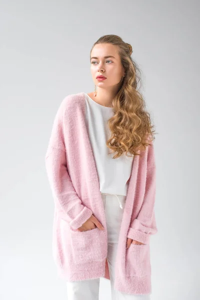 Mooie Vrouw Met Een Stijlvolle Outfit Reputatie Met Handen Zakken — Stockfoto