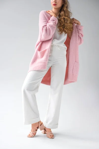 Imagen Recortada Chica Con Estilo Pantalones Blancos Camisa Rosa Posando — Foto de Stock