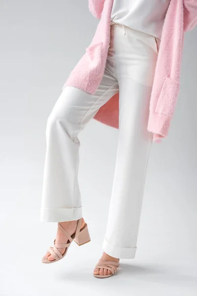 Imagen Recortada Chica Con Estilo Pantalones Blancos Zapatos Beige Blanco — Foto de Stock