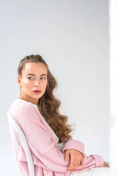 Beautiful Girl Makeup Sitting Chair Looking Away White — Free Stock Photo