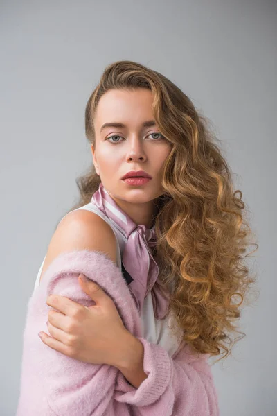 Mujer Atractiva Camisa Rosa Bufanda Mirando Cámara Aislada Gris —  Fotos de Stock