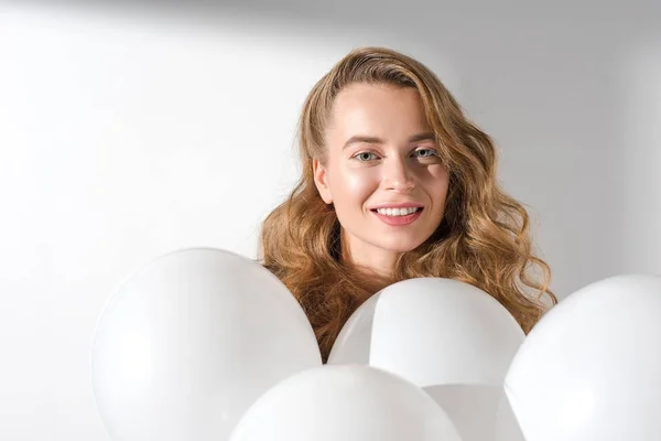 ヘリウムで白い風船と立っている笑顔の美しい少女  — 無料ストックフォト