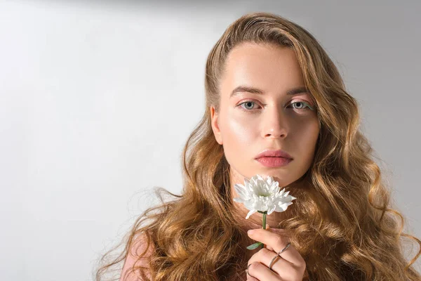 Retrato Hermosa Chica Seria Sosteniendo Flor Blanca Mirando Cámara — Foto de Stock