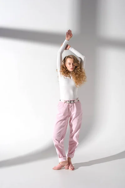 Attractive Girl Curly Hair Standing Hands Looking Camera — Stock Photo, Image