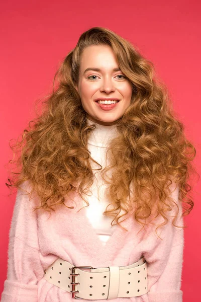 Mulher Sorridente Elegante Com Cabelo Encaracolado Isolado Vermelho — Fotografia de Stock