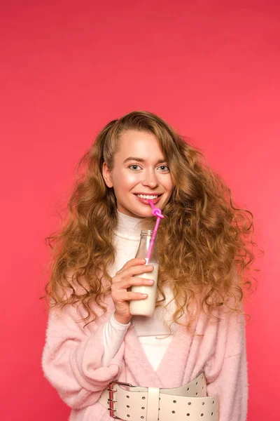 Lächelndes Mädchen Trinkt Milchshake Isoliert Auf Rot — Stockfoto