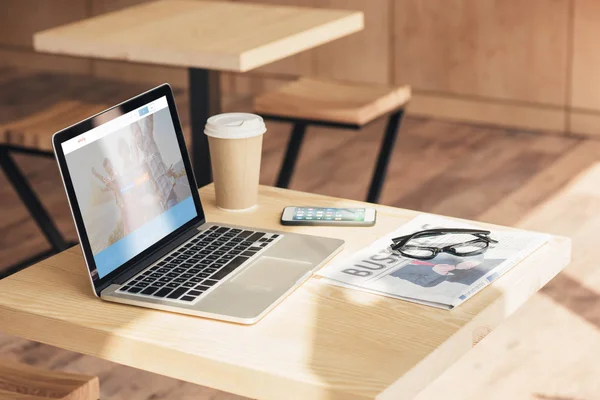 Laptop Com Couchsurfing Smartphone Jornal Negócios Mesa Café — Fotografia de Stock