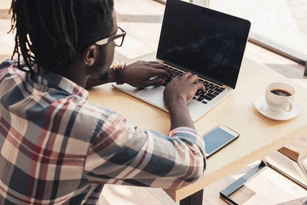 Afro Amerikai Ember Használ Laptop Val Üres Képernyő Csésze Kávét — Stock Fotó