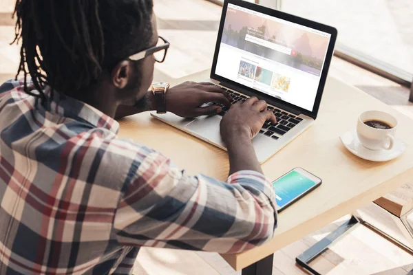 Hombre Afroamericano Utilizando Ordenador Portátil Con Obturador Sitio Web Teléfono — Foto de Stock