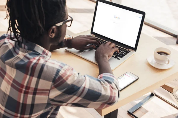 Hombre Afroamericano Que Utiliza Ordenador Portátil Con Sitio Web Google — Foto de Stock