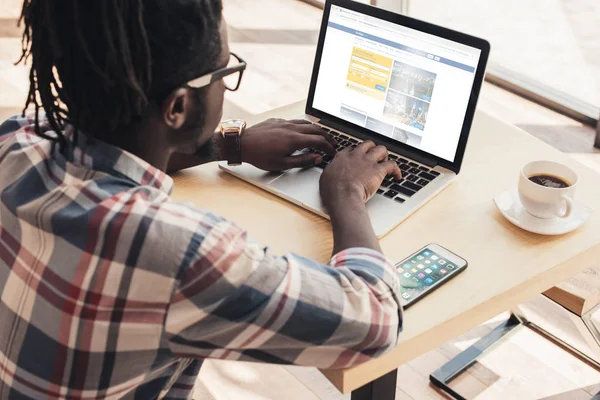 African American Man Menggunakan Laptop Dengan Situs Pemesanan Dan Smartphone — Stok Foto