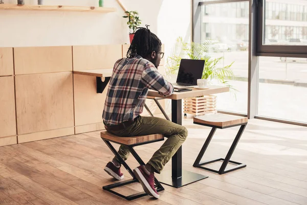 Uomo Afro Americano Che Utilizza Computer Portatile Caffetteria — Foto Stock