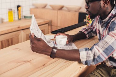 kahve içme ve iş gazete okuyan Afrikalı-Amerikalı adam