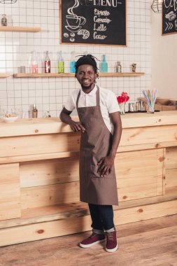 Afro-Amerikan barmen bar counter ayakta