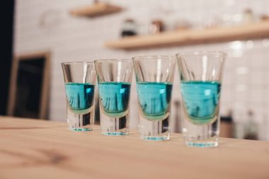 fondip bardakları bar counter duran mavi kokteyller, yakın çekim