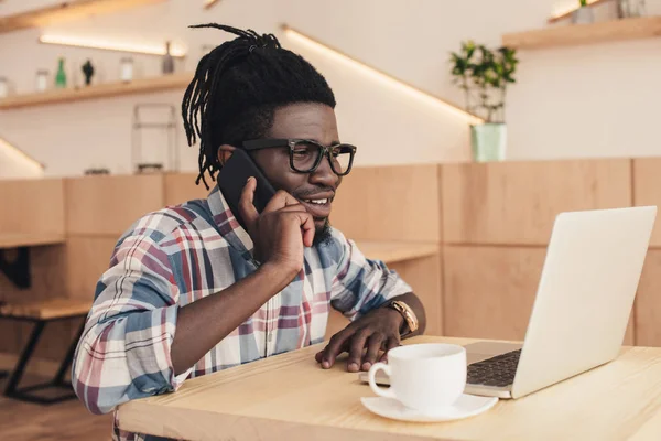 Afro Amerikaanse Man Met Laptop Kopje Koffie Praten Smartphone Café — Stockfoto