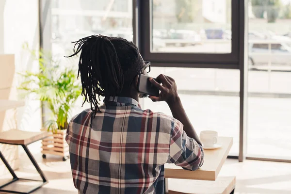Achteraanzicht Van Afro Amerikaanse Man Praten Smartphone Café — Stockfoto