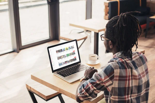 Homem Americano Africano Usando Laptop Com Site Youtube Café — Fotografia de Stock