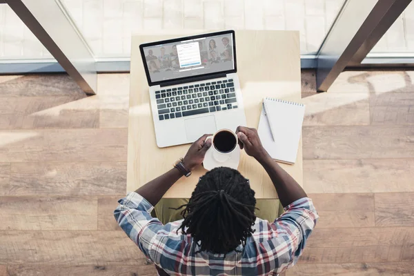 African American Man Picia Kawy Linkedin Witryny Pomocą Laptopa Ogólny — Zdjęcie stockowe