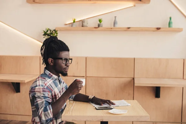 Afro Amerikaanse Man Heerlijk Geurende Koffie Drinken Café — Stockfoto
