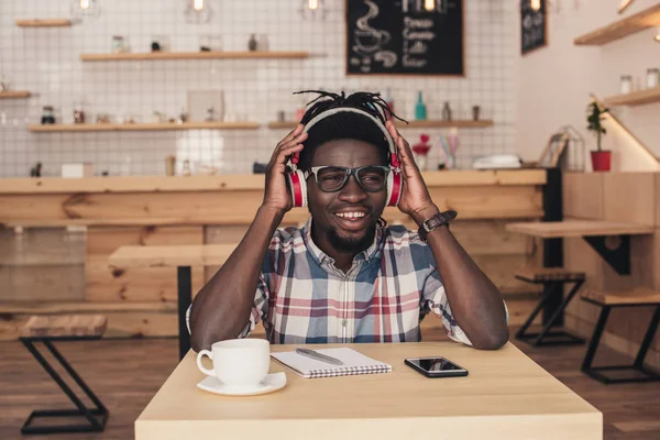 Alegre Afroamericano Hombre Escuchando Música Cafetería — Foto de Stock