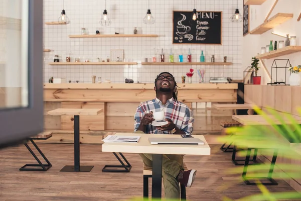 Rindo Afro Americano Homem Bebendo Café Mesa Café — Fotografia de Stock Grátis