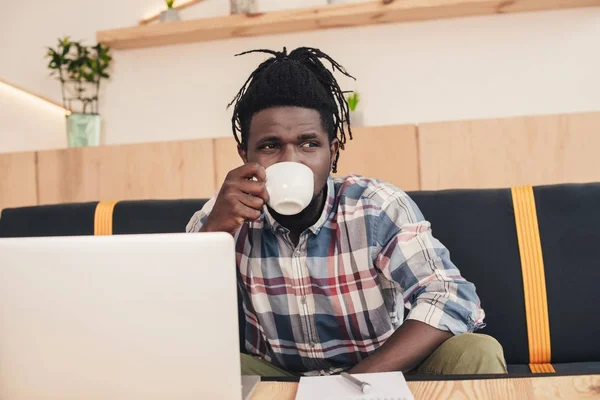 African American Man Laptop Drinking Coffee Cafe — Free Stock Photo