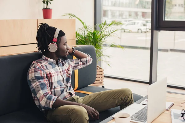 Hombre Afroamericano Escuchando Música Con Auriculares Cafetería Con Laptop — Foto de Stock