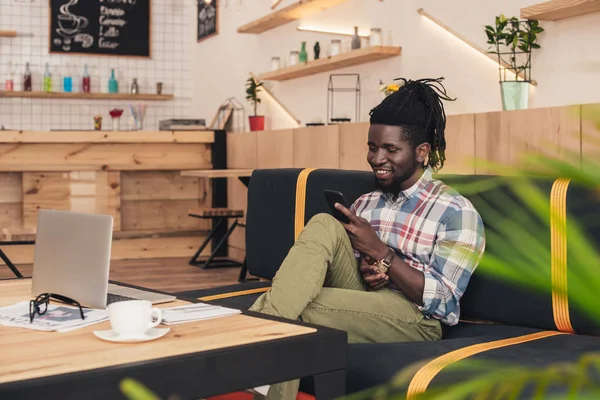 Homem Americano Africano Alegre Usando Smartphone Laptop Café — Fotografia de Stock