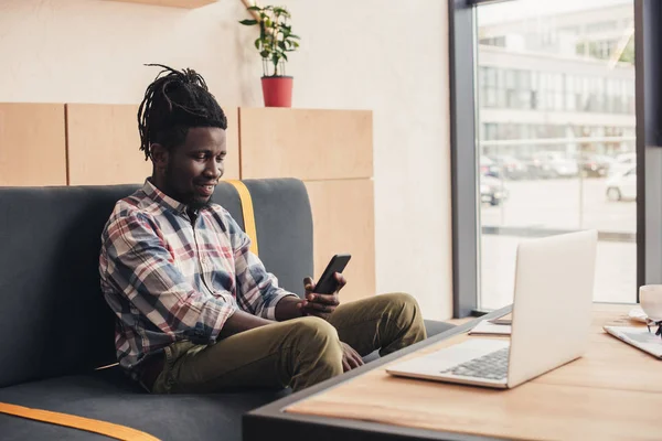 Afro Amerikaanse Man Met Smartphone Laptop Coffeeshop — Stockfoto