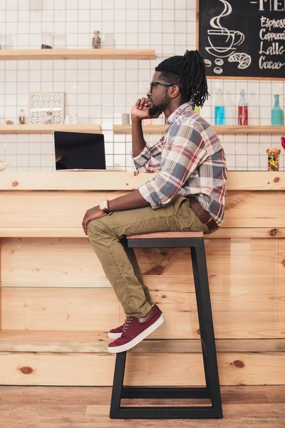 Afro Amerikaanse Man Met Laptop Toog Café — Stockfoto