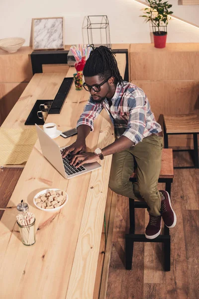 Afrika Kökenli Amerikalı Adam Bar Counter Laptop Kafede Kullanarak — Stok fotoğraf