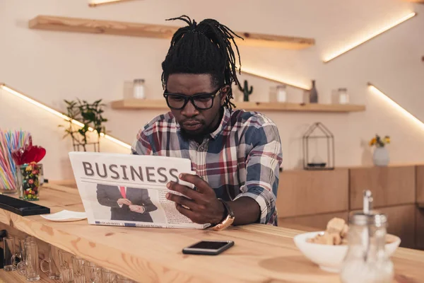 African American Man Reading Business Newspaper While Sitting Bar Counter — Stock Photo, Image