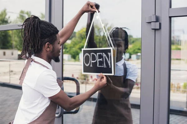 Afro Amerikan Kahve Dükkanı Sahibi Açık Işareti Ile — Stok fotoğraf