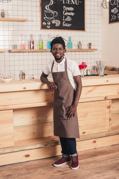 Barman Afroamericano Pie Mostrador Bar — Foto de Stock