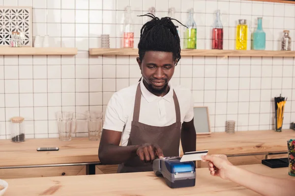 Afrika American Barista Dengan Pembaca Kartu Kredit Bar Counter — Foto Stok Gratis