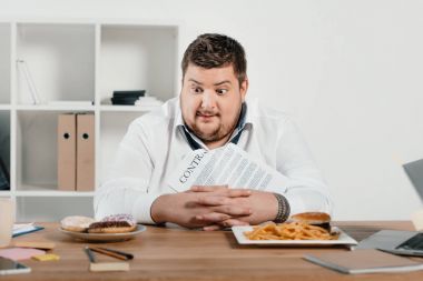 Aç kilolu işadamı çörek veya hamburger patates kızartması ile öğle yemeği için seçme
