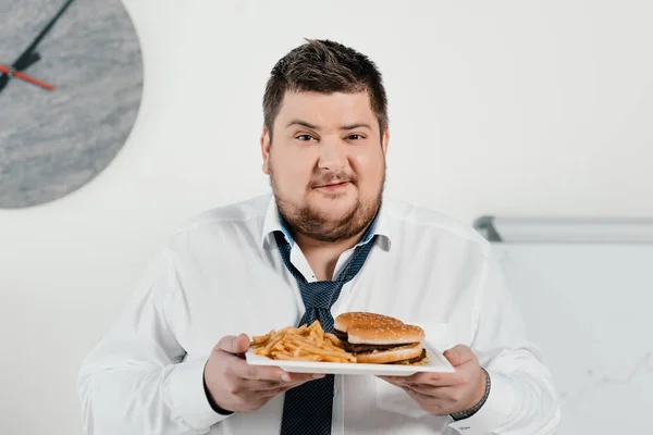 Hombre Negocios Con Sobrepeso Hamburguesa Papas Fritas Oficina — Foto de Stock