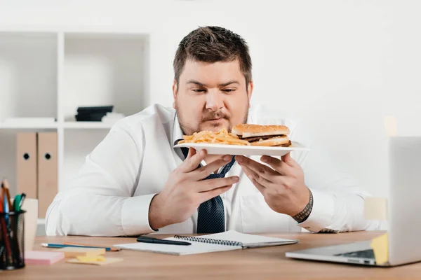 Hombre Negocios Con Sobrepeso Hamburguesa Papas Fritas Oficina — Foto de Stock