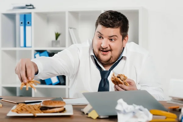 Übergewichtiger Geschäftsmann Isst Hamburger Und Pommes Büro — Stockfoto