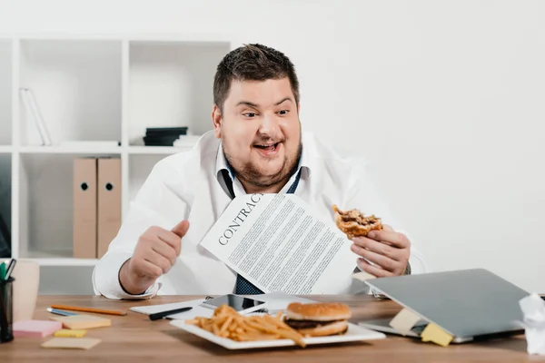 Empresário Gordo Comer Hambúrgueres Batatas Fritas Escritório — Fotografia de Stock